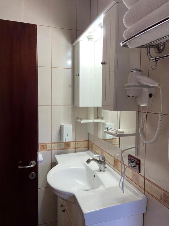 Hotel George Korcza Zewnętrze zdjęcie
