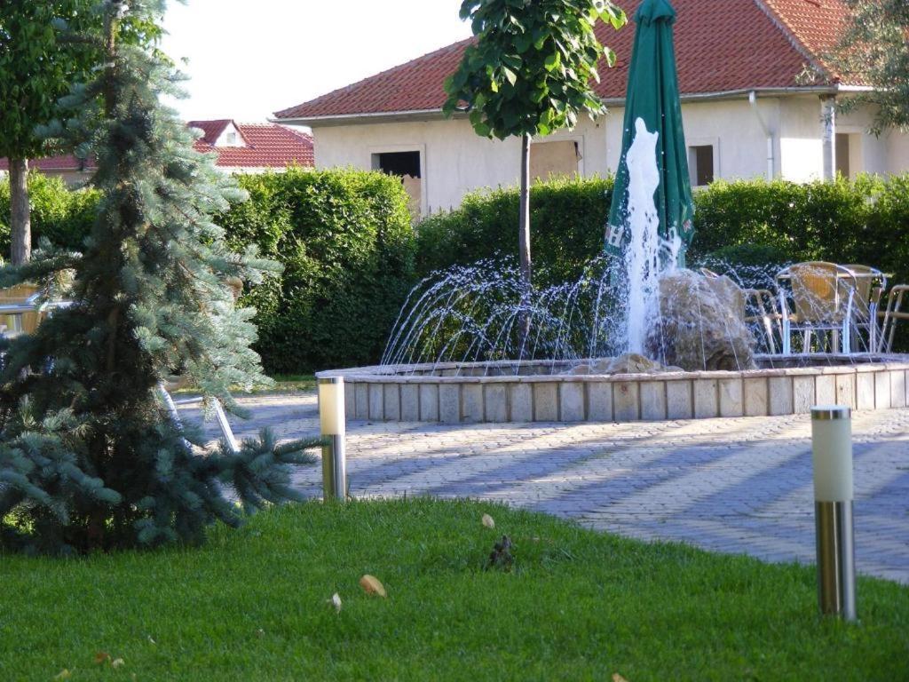 Hotel George Korcza Zewnętrze zdjęcie
