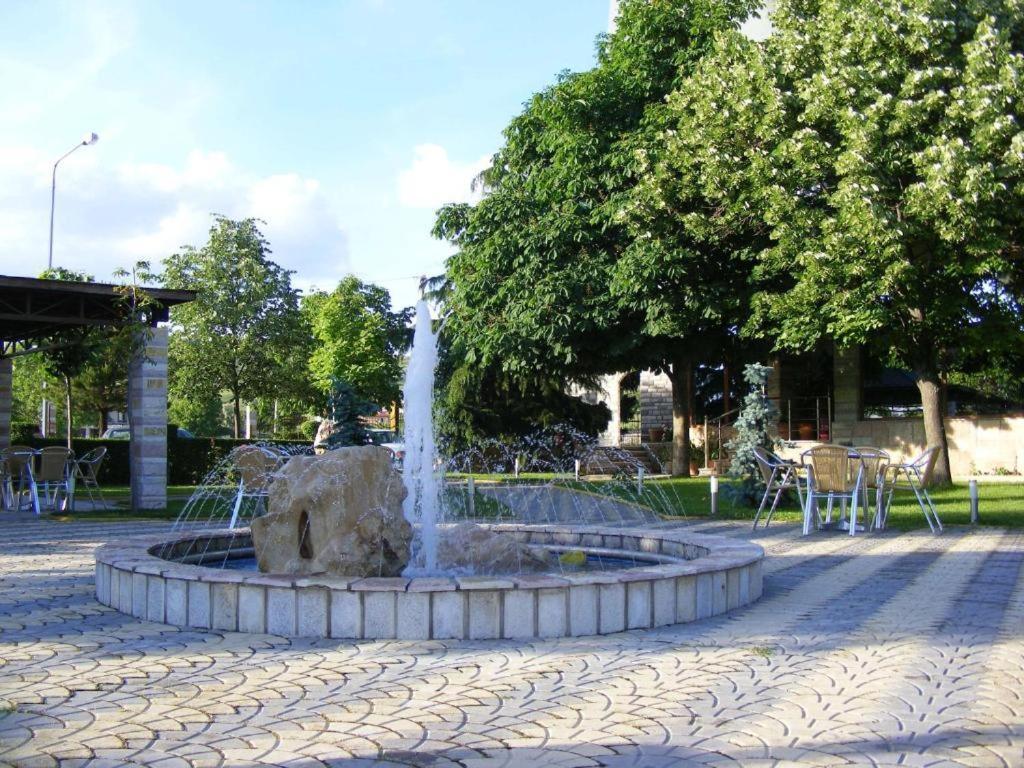 Hotel George Korcza Zewnętrze zdjęcie