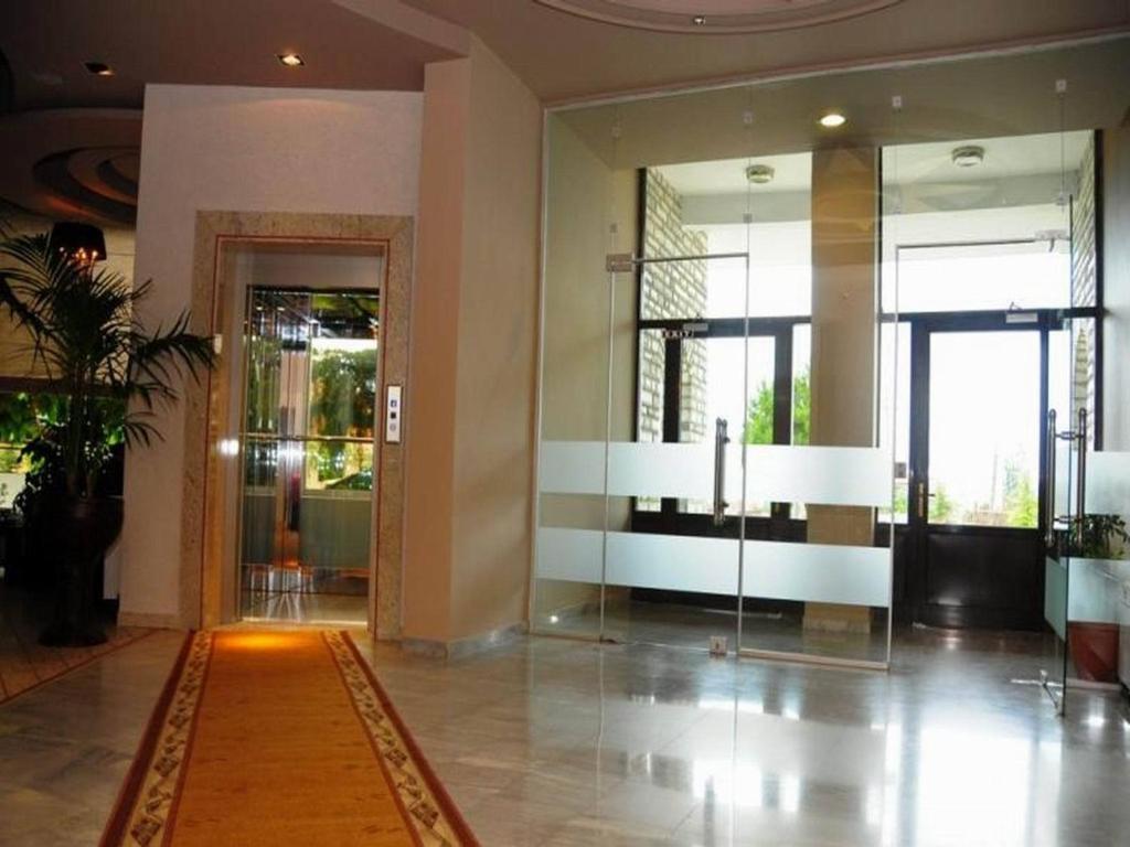 Hotel George Korcza Zewnętrze zdjęcie